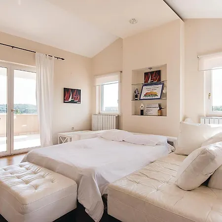 Pomer Ii Semesterbostad *